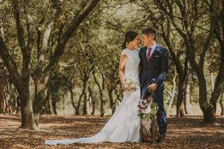 Perros en bodas: pareja de recién casados durante la sesión de fotos tras el 