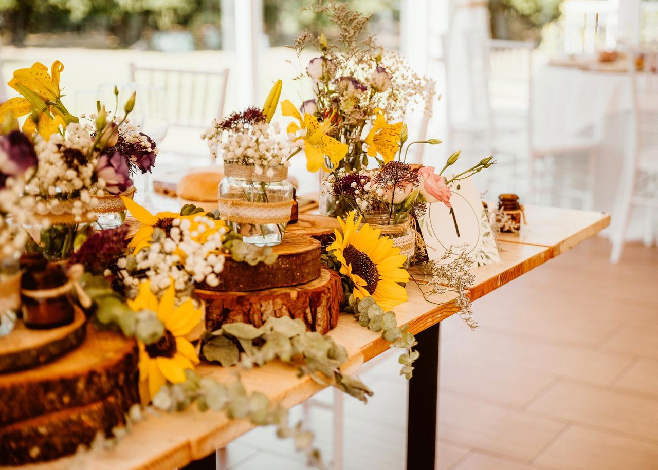 Centro de mesa de primavera en tonos amarillos con bases de árbol