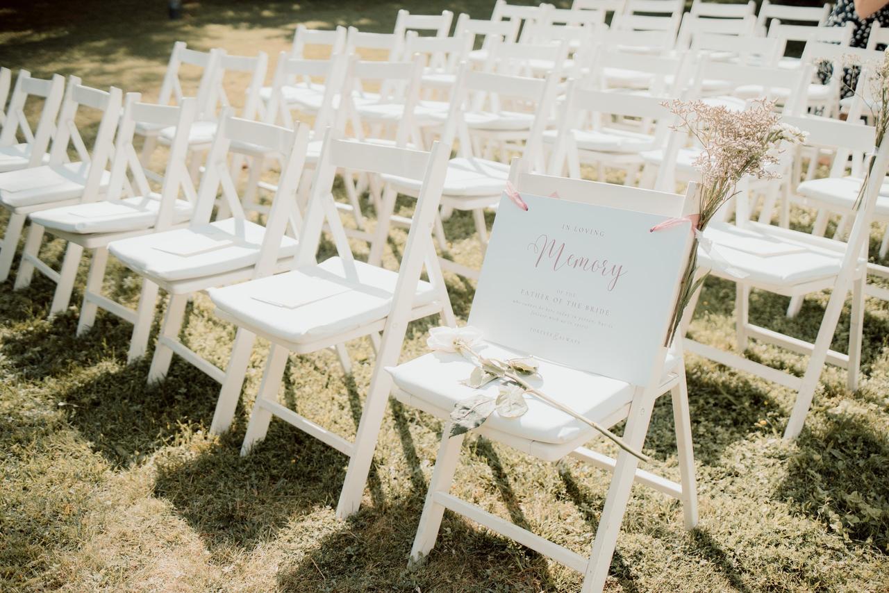 Ideas homenaje fallecidos en boda: silla reservada en memoria de alguien que ya no está