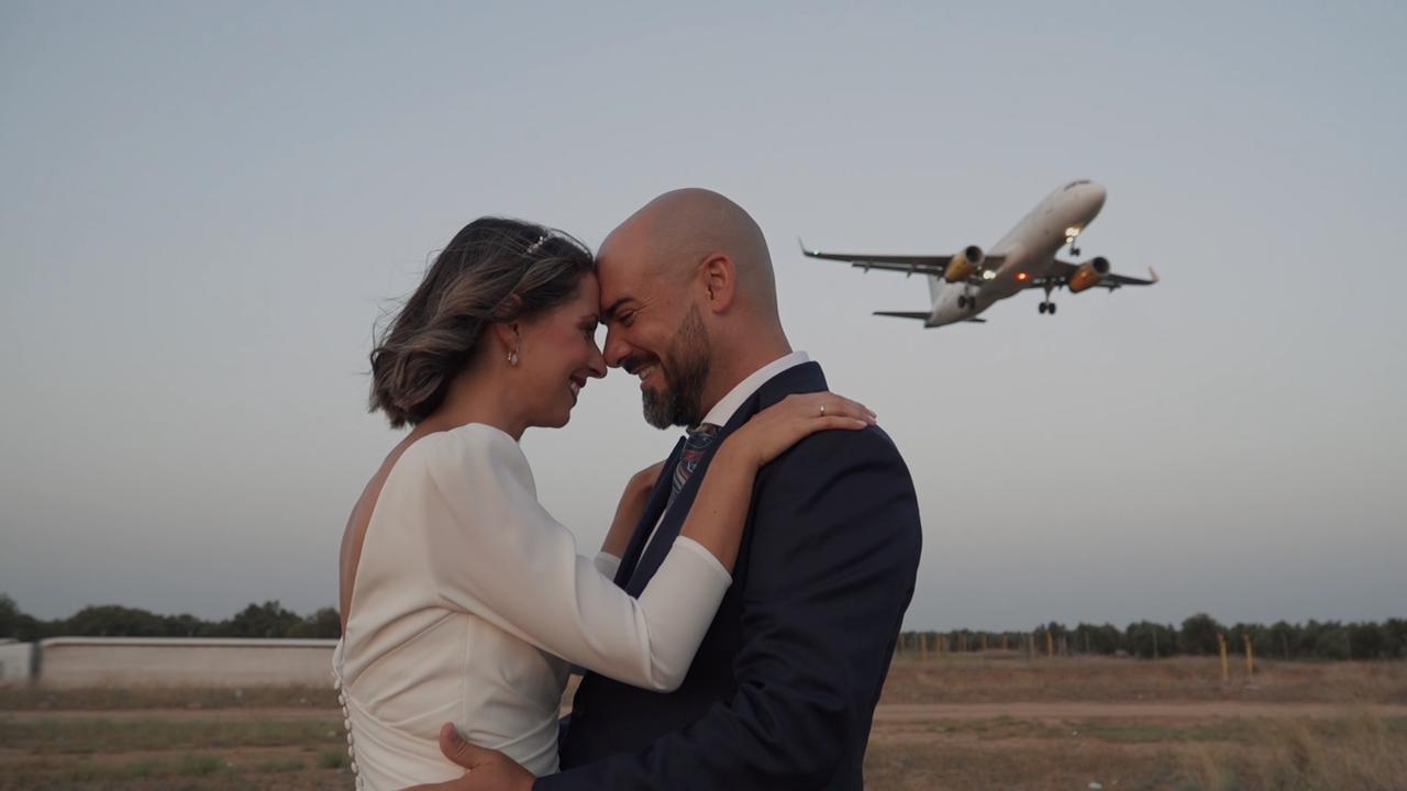 Chica con uno de los peinados de novia pelo corto suelto