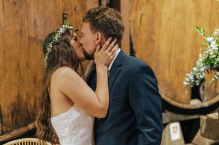 Chica con uno de los peinados con coronas para novias