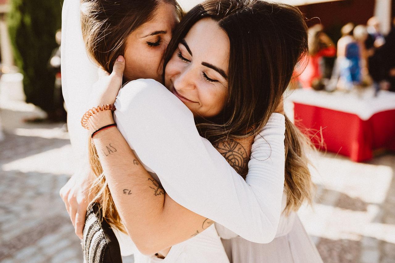 Abrazo para una amiga el día de la boda