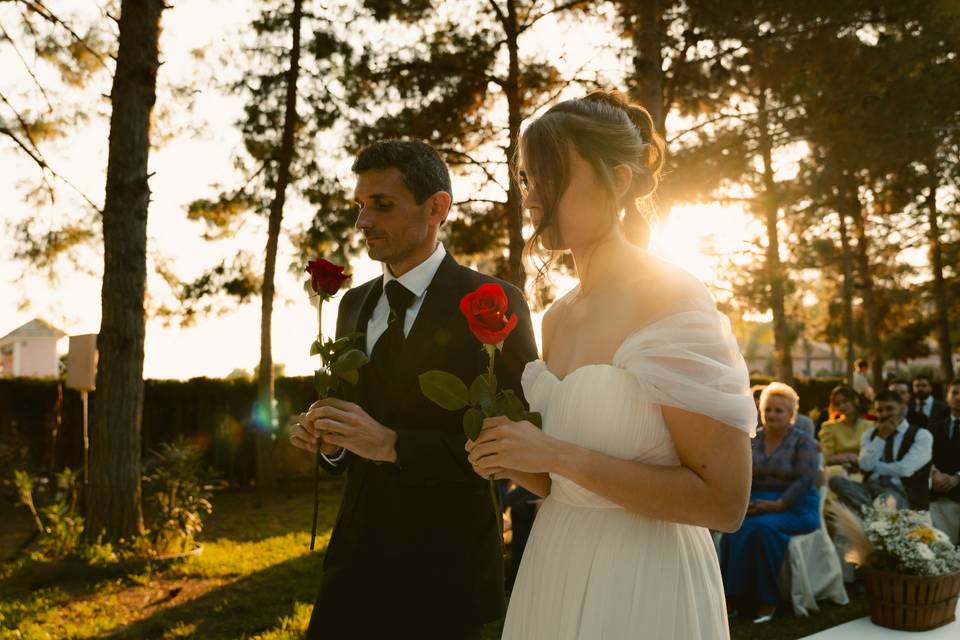 Pareja durante la ceremonia de la rosa en su boda civil al aire libre