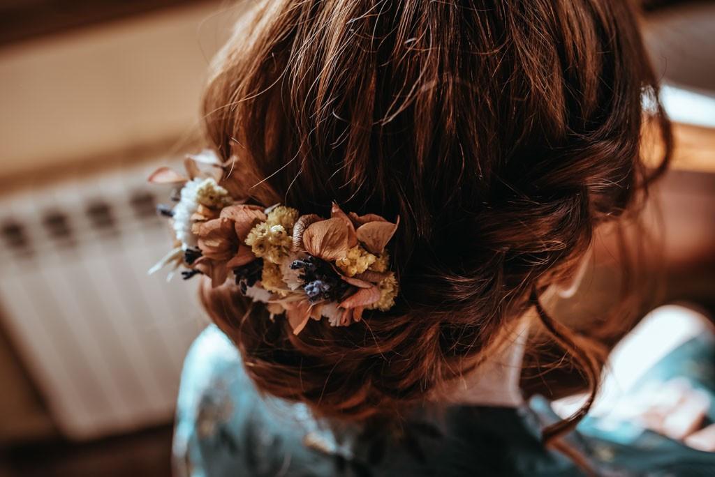 Chica con el pelo peinado con un recogido con un tocado floral
