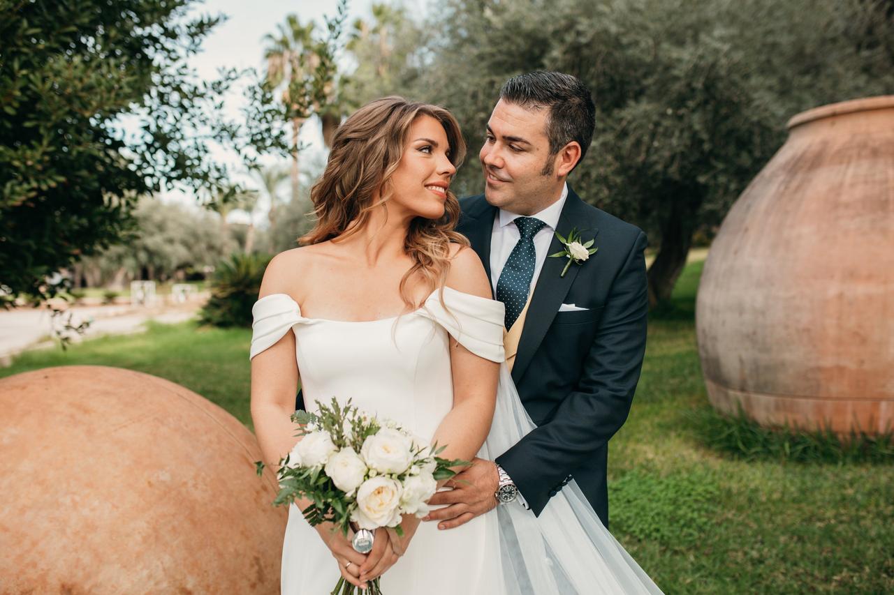 Novia con pelo suelto con ondas junto a su pareja el día de su boda