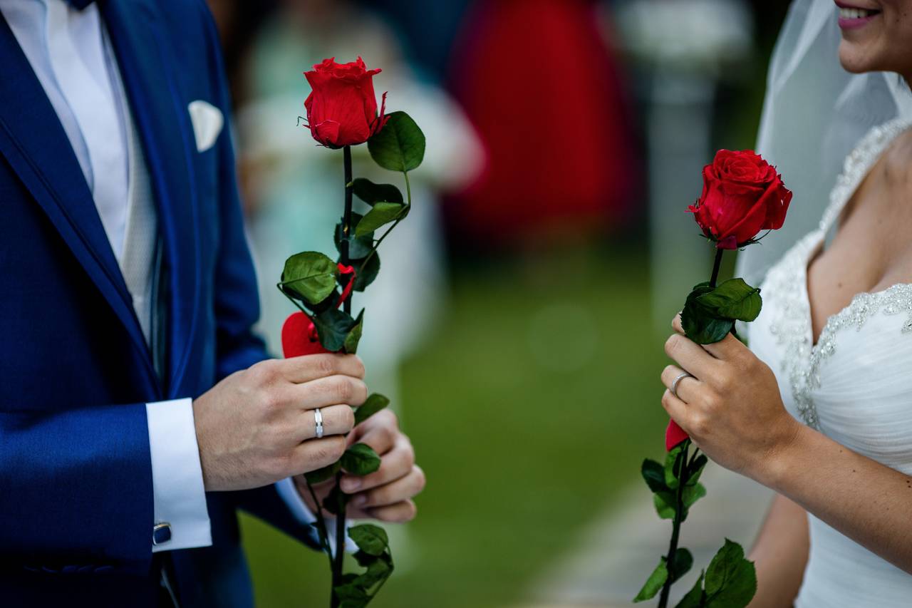 Ceremonia de la rosa para bodas civiles. ¡Es hora de descubrir mucho más  sobre ella!
