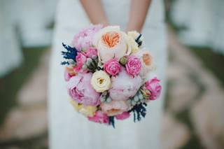 Ramo de novia con peonías de diferentes colores combinadas con distintos tipos de flores