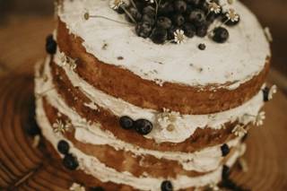 Tarta de boda con margaritas y moras