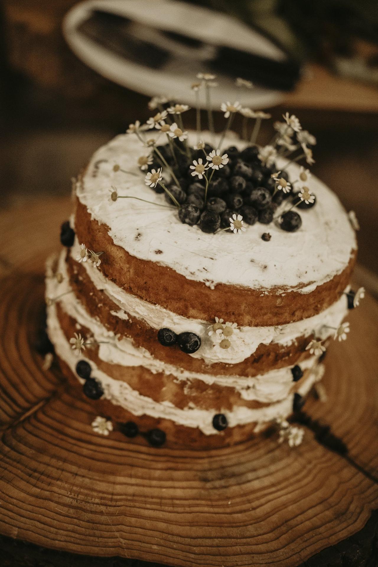 Tarta de boda con margaritas y moras