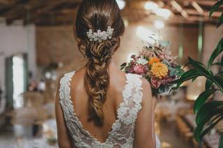 Chica de espaldas con trenza informal de novia