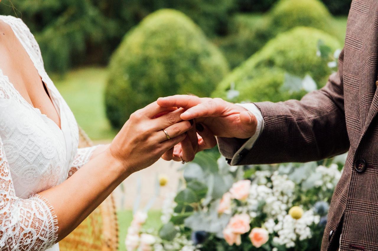 Pareja se coge las manos en un bonito jardín