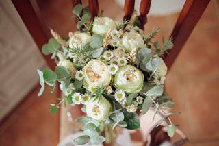 Precioso ramo de novia asimétrico en verde y blanco