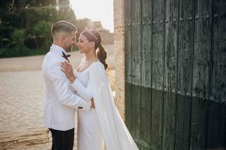 Coletas para bodas: novia con coleta larga y diadema