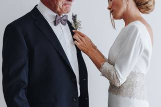 Fotos de padres imprescindibles en la boda: ultimando detalles del look con la hija