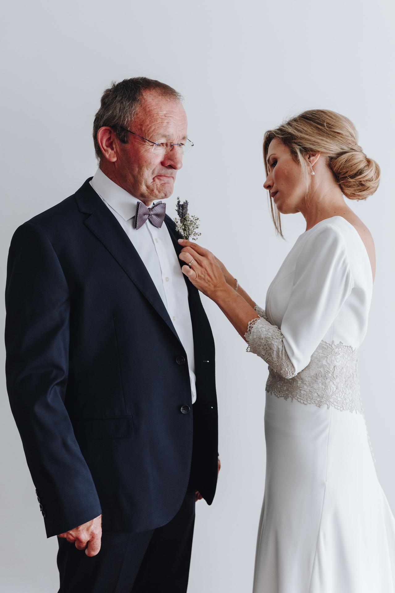 Fotos de padres imprescindibles en la boda: ultimando detalles del look con la hija