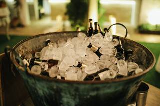 Corner cervezas boda con cubo de cinc de color verde lleno de cubitos e hielo y de cerveza