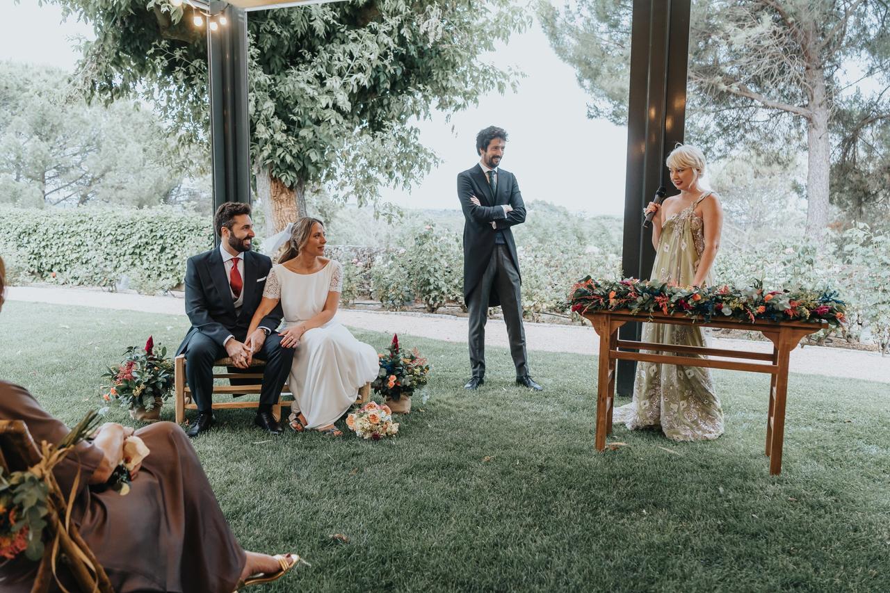 Lecturas para bodas civiles: mujer durante una de las lecturas en una ceremonia civil al aire libre 