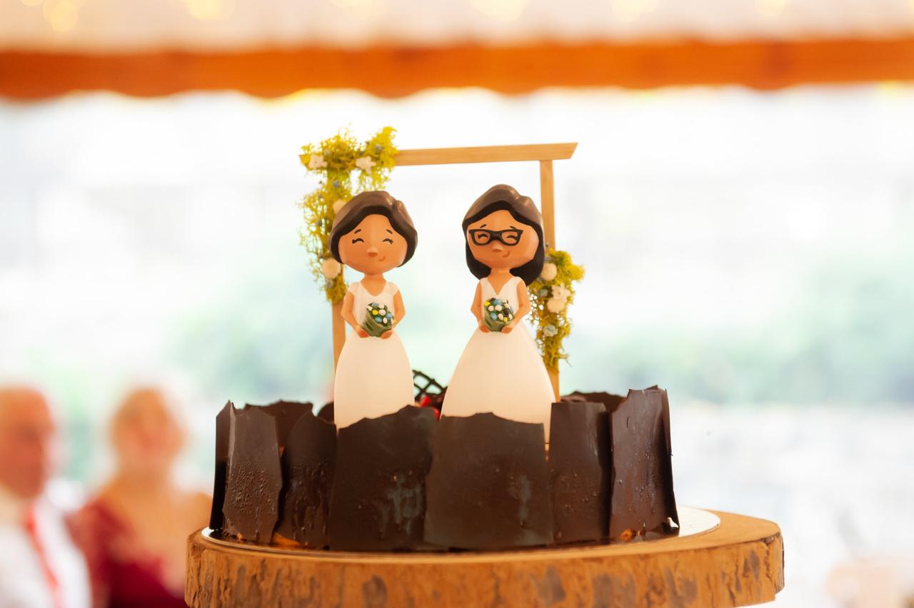 Tarta de boda con bordes de chocolate