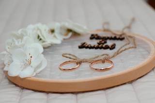 bastidor porta alianzas flores y tul plumeti para la boda