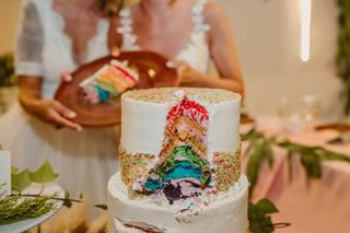 Tarta de boda geoda con los colores de la bandera LGTBI+