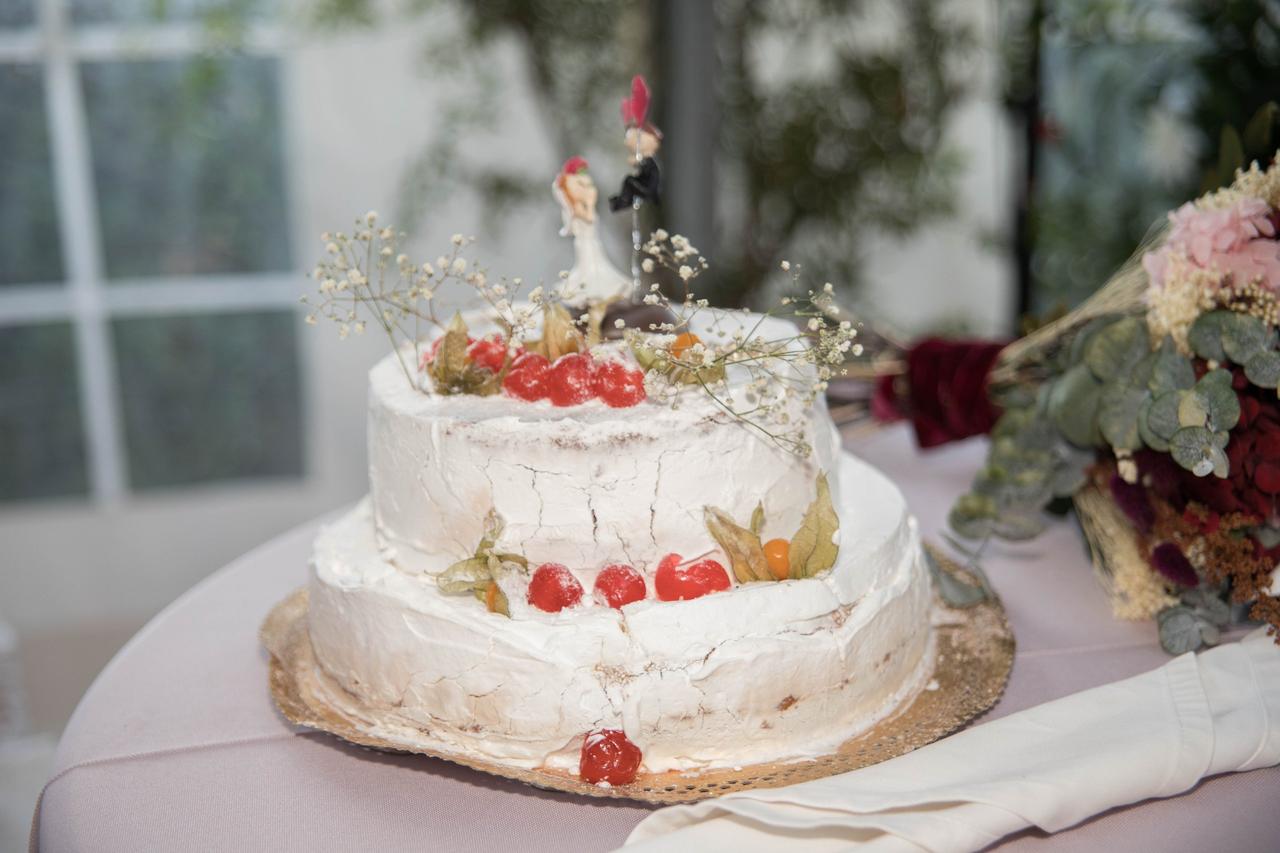 Tarta de boda con ramitas frescas