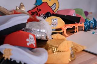 Ideas photocall boda: atrezo de boda