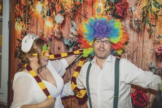 Photocall boda divertido: recién casados con atrezo inspirado en Harry Potter y en un payaso
