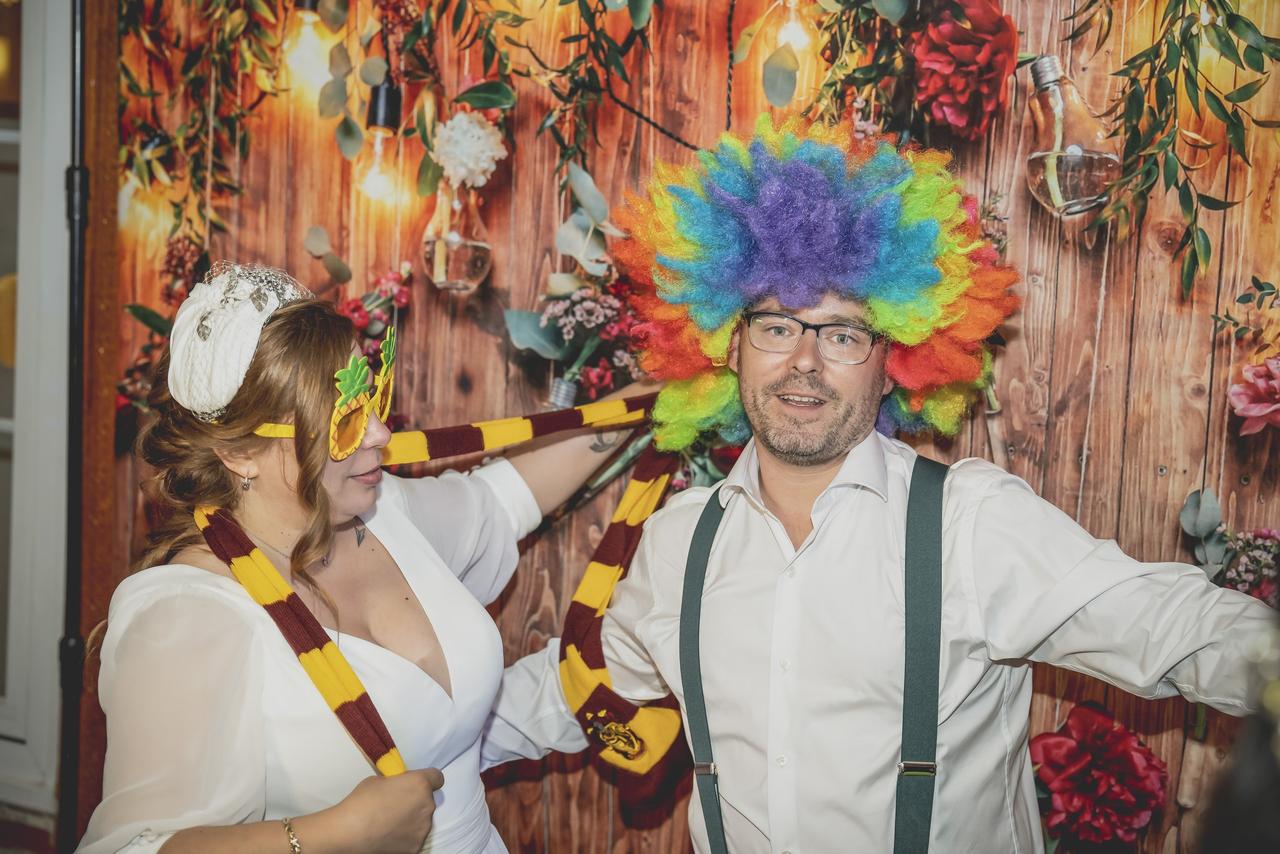 Photocall boda divertido: recién casados con atrezo inspirado en Harry Potter y en un payaso