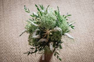Ramo de novia verde con flores silvestres