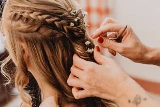 Peinado trenza: semirecogido con trenza y detalles florales de adorno