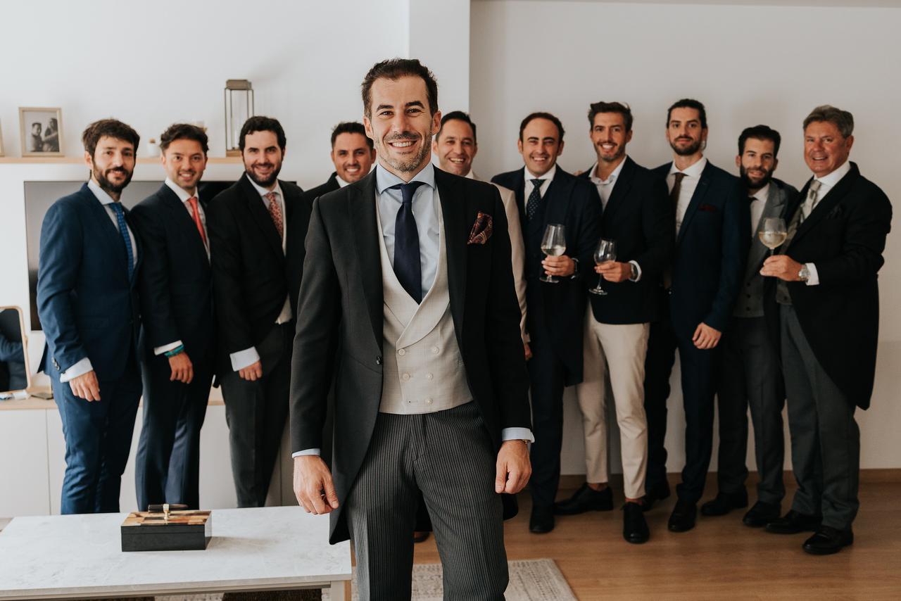 Fotos de padres imprescindibles en la boda: el novio junto a su padre y los best men