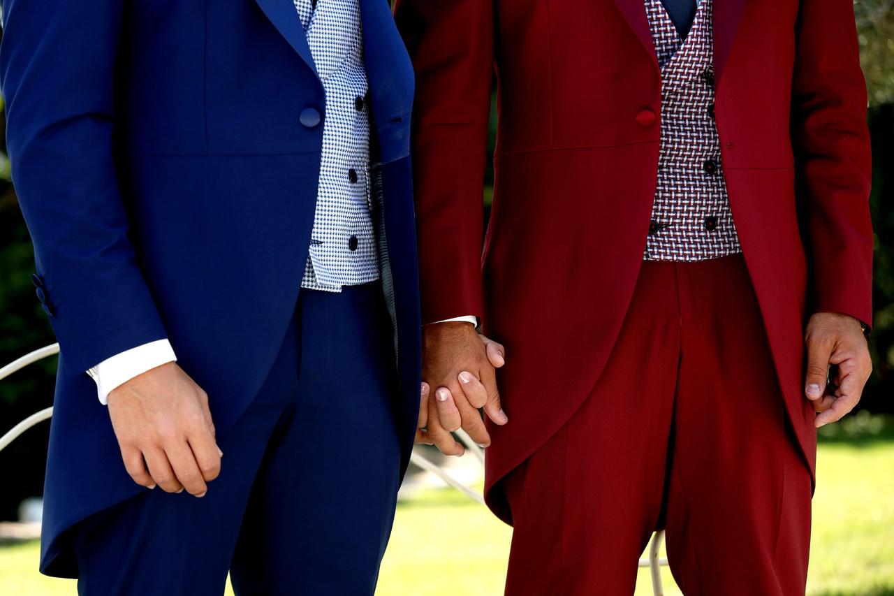 El Hombre Elegante Viste Fajín Rojo El Día De Su Boda Fotos