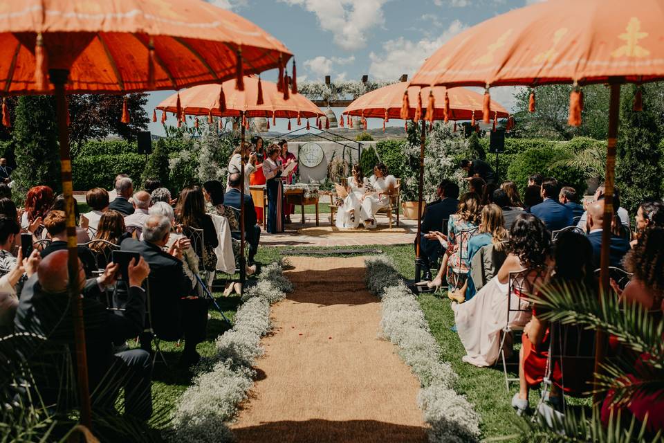 Estilo boda rústica o campestre celebrado en un bonito exterior