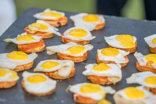 Entrantes para bodas: bocados con huevo frito