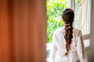 Peinado trenza: novia con trenza decorada con pequeñas flores