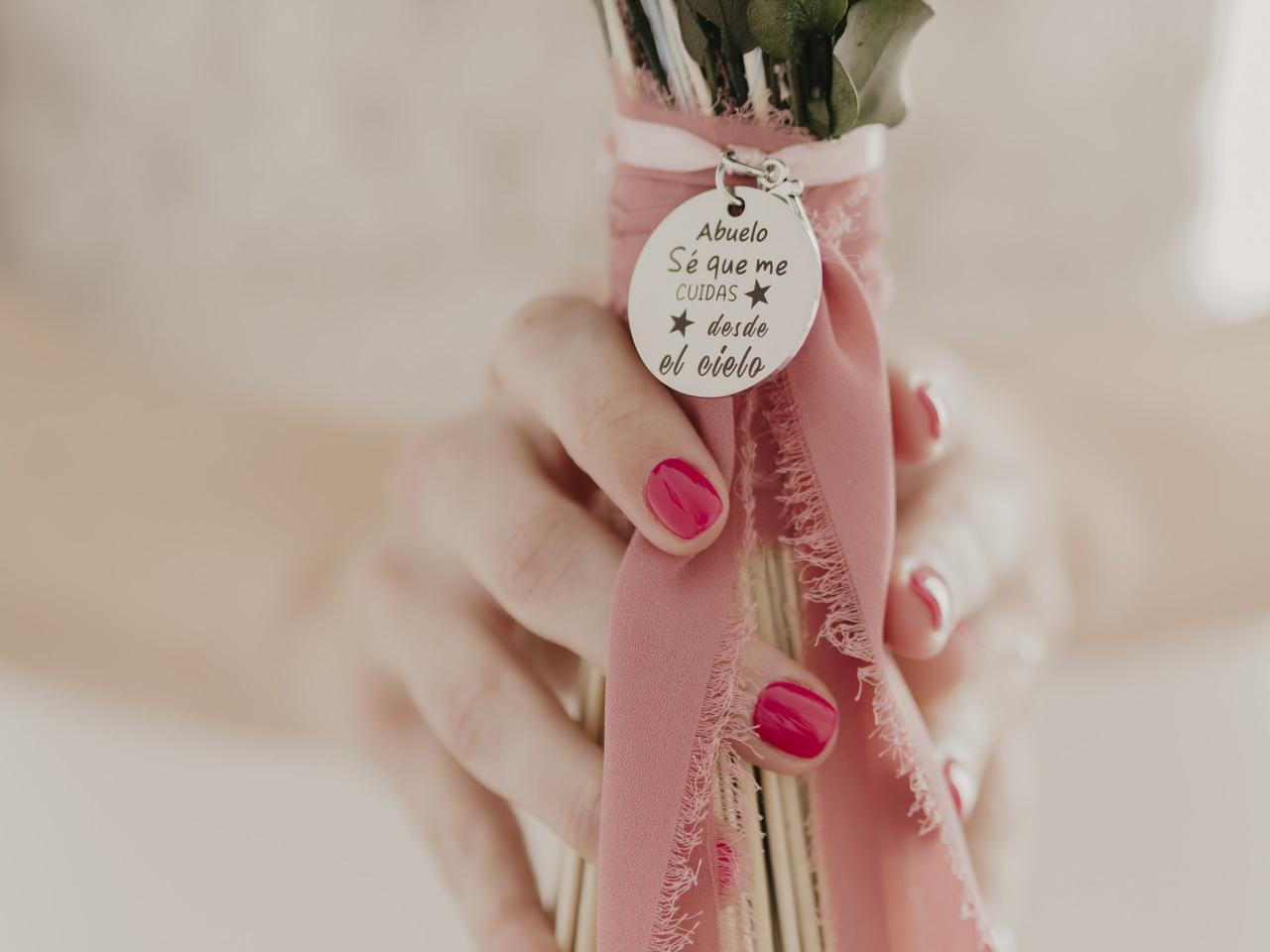 Ideas homenaje fallecidos en boda: camafeo en la empuñadura del ramo de novia con un bonito mensaje para un abuelo que ya no está a su lado