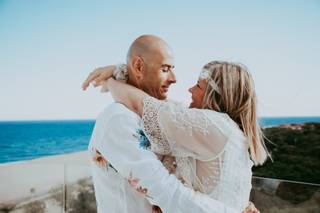 Pareja de novios el día de la boda delante del mar