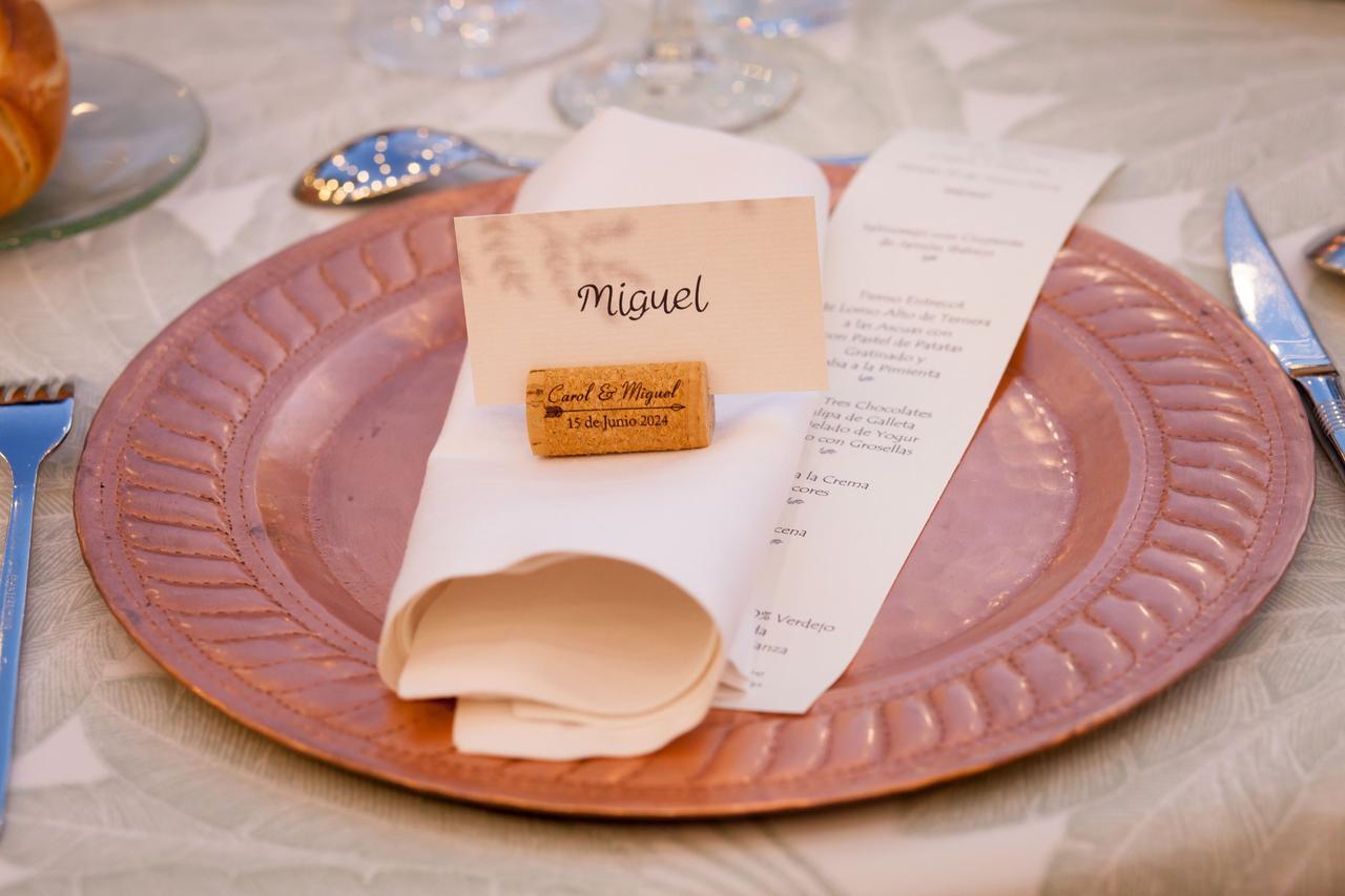 Papelería de boda: marcasitios con un tapón de corcho de una botella de vino como soporte