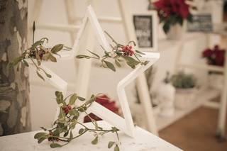 Bodas en Navidad decoración: estrella de madera blanca con muérdago por encima