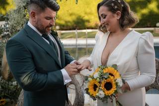 Peinado para novia con pelo corto con tocado