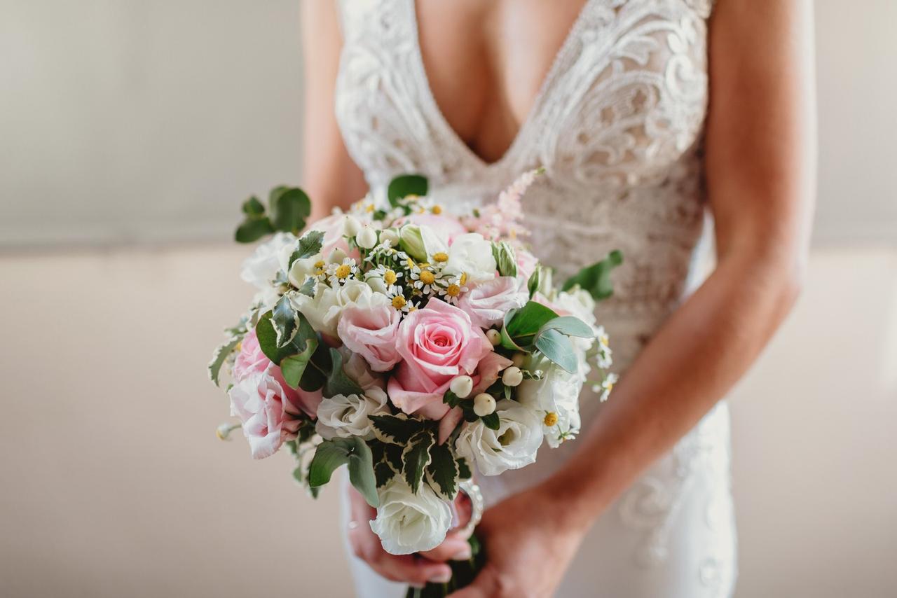 ramo de novia con rosas y margaritas