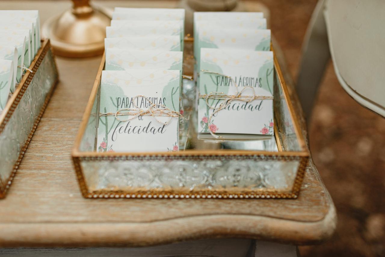 Pañuelos para lágrimas de felicidad boda dentro de una bonita caja