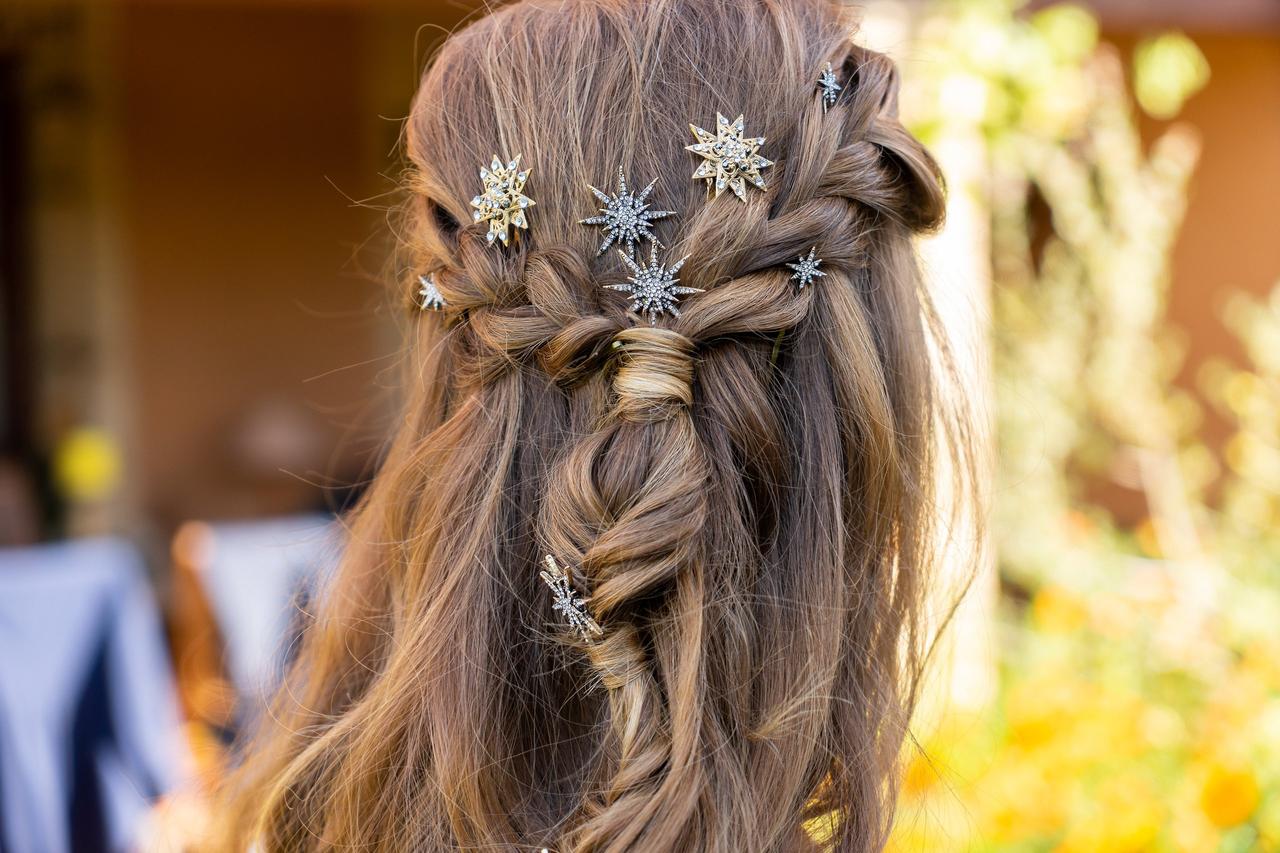 Peinado trenza: semirecogido con trenza decorado con apliques metálicos con forma de estrella