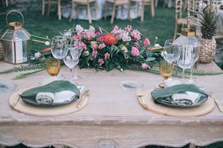 Centros de mesa geométricos con farolillos para el banquete de boda