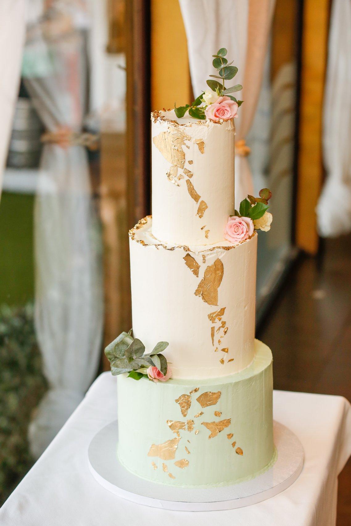 Tarta de boda con detalles dorados