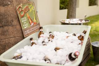Cerveza para bodas: recipiente lleno de cervezas con hielo
