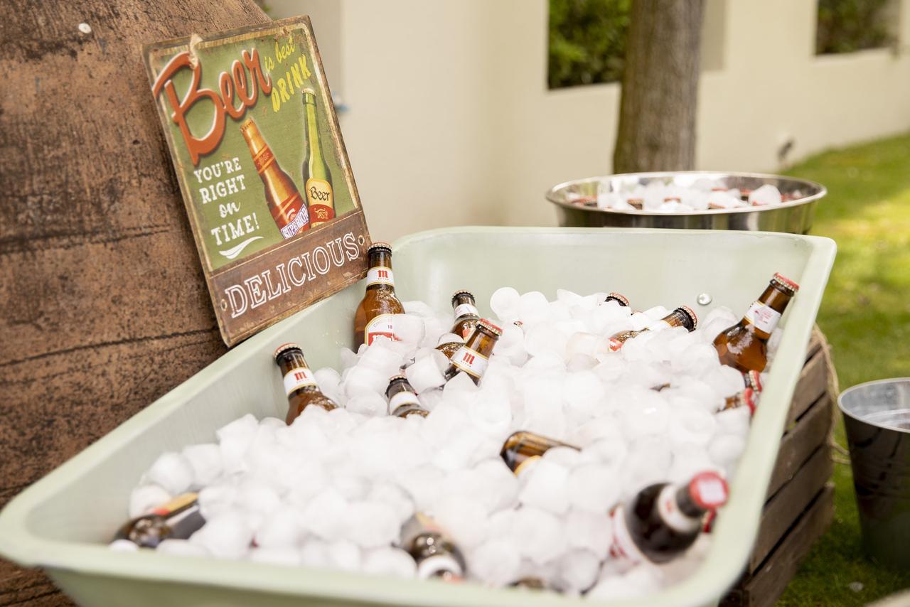 Cerveza para bodas: recipiente lleno de cervezas con hielo