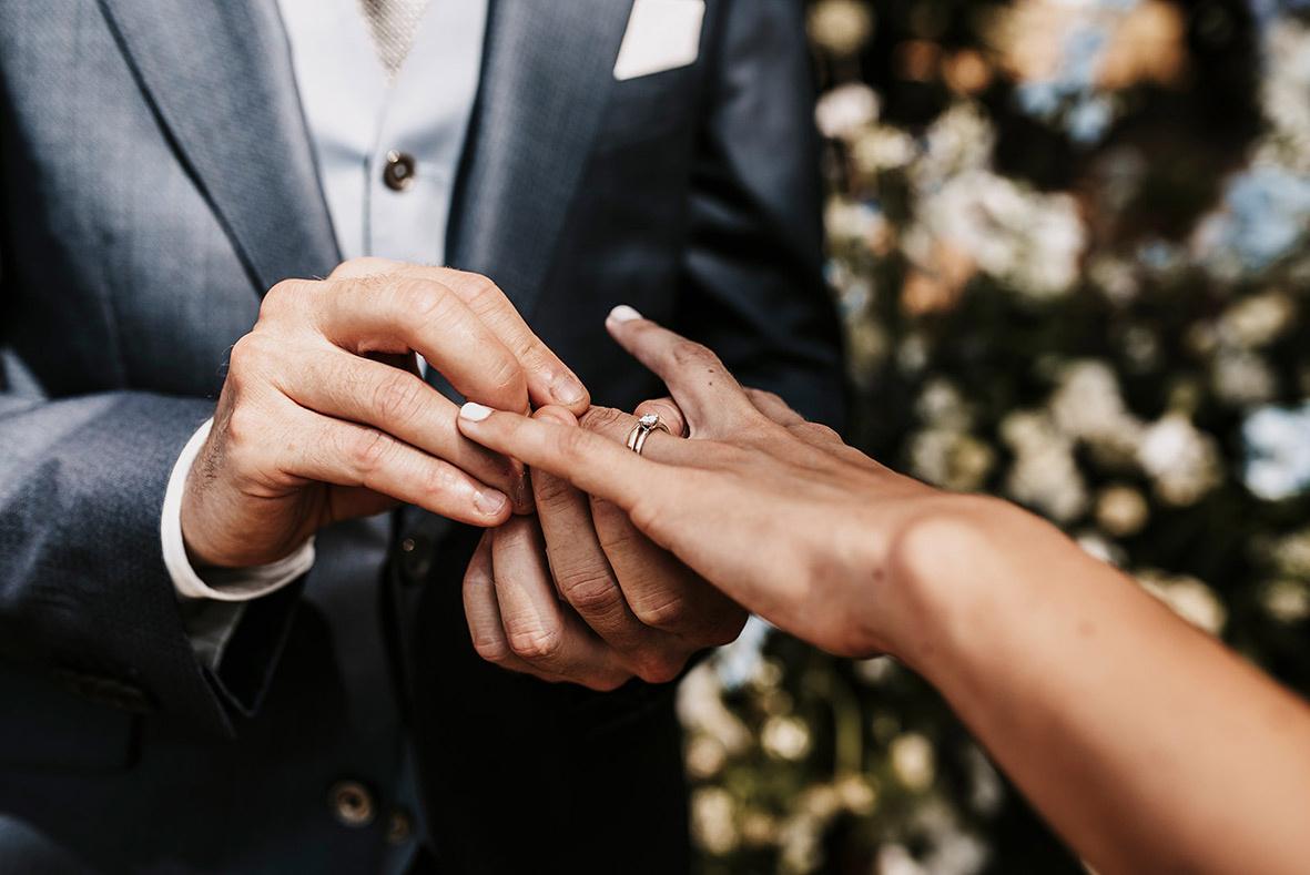 Grabar Naufragio Tratar En qué mano se pone el anillo de compromiso y la alianza de boda