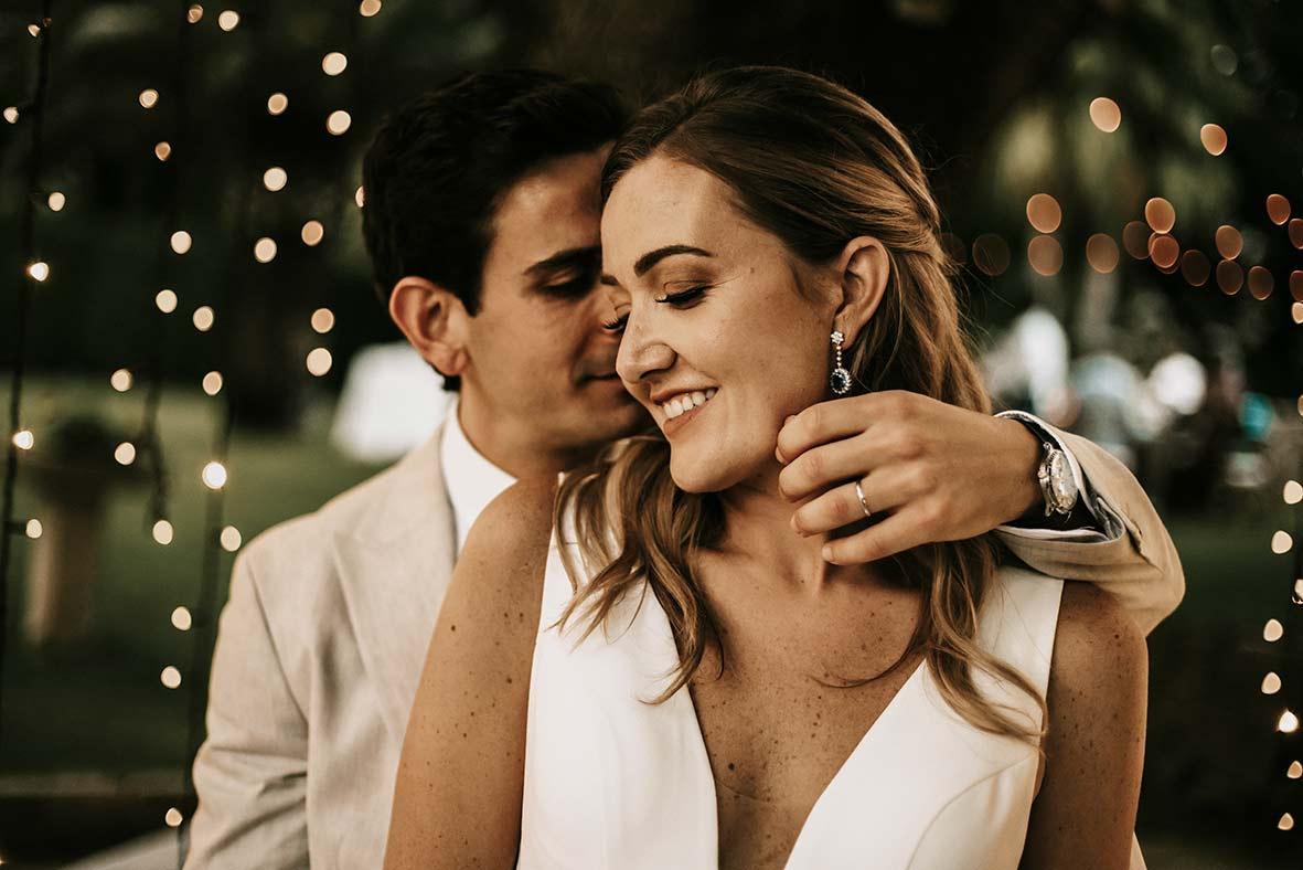 Regalos para sorprender a tu pareja: pareja joven abrazada y feliz