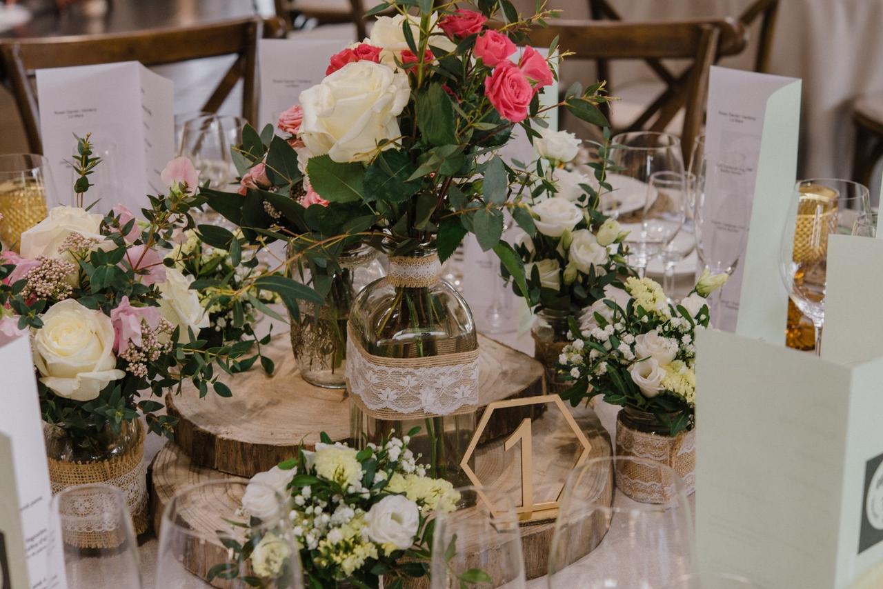 Centros de mesa geométricos: meseros para el banquete de boda